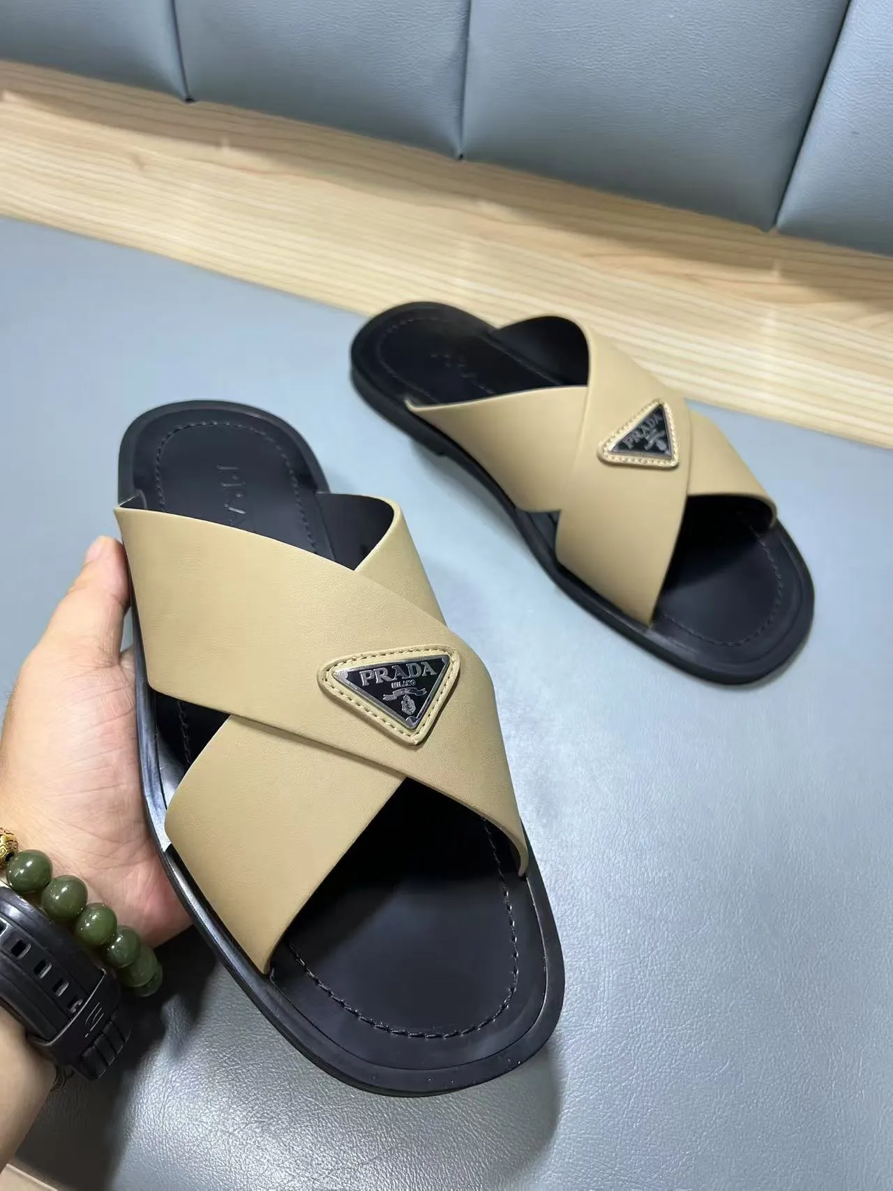 340💰PRADA Prada’s latest slippers are synchronized with the official website. This slipper is made of the brand’s unique and iconic Saffiano leather. The brand logo jumps out from the double straps, and the brand style is clearly visible. Cowhide gives men elegant charm and functional design, making it an ideal choice for vacation and leisure. Size:38-45